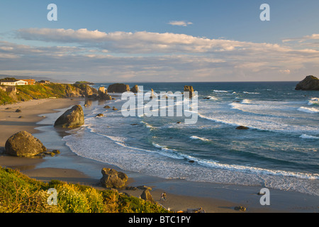 Am späten Nachmittag am Strand von Bandon mit Seastacks auf der Pazifik-Küste von Bandon-Oregon Stockfoto