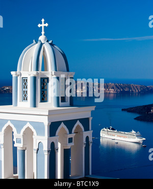 Kirche-Kuppel und Bell Tower Firostefani Santorini Kykladen Griechenland Stockfoto