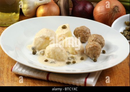 hausgemachte Frikadellen in einer weißen Soße mit Kapern Stockfoto