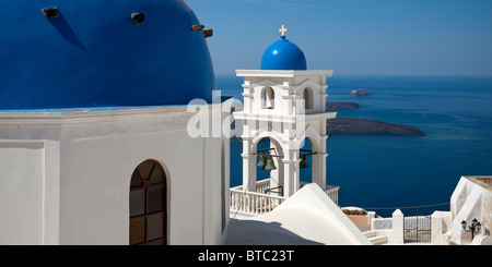 Kirche-Kuppel und Bell Tower Firostefani Santorini Kykladen Griechenland Stockfoto