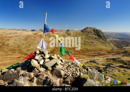 Bunte Fahnen auf dem Gipfel des Pike von Stickle im englischen Lake District, mit Harrison scheut im Hintergrund Stockfoto