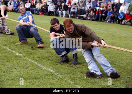 Tauziehen, Glenurquhart Highland Gathering und Spiele, Blairbeg Park, Drumnadrochit, Schottland Stockfoto