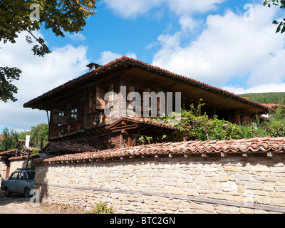 Traditionellen Holzhaus im alten Dorf von Zhervana, Bulgarien, Blue Mountains, Balkan erhalten Stockfoto