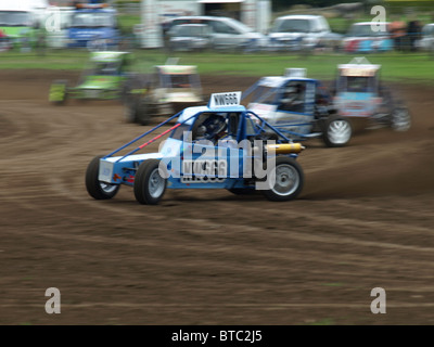 Ein langsam schwenken eines schnellen Autos. Stockfoto