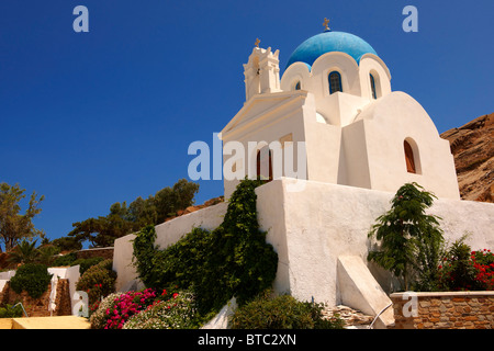 Blaue Kuppel byzantinische griechische orthodoxe Kirche, Ios Chora, Kykladen, Griechenland. Stockfoto