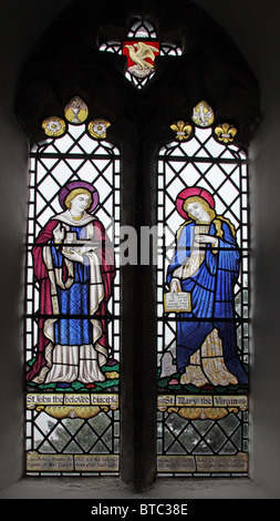 Ein Glasfenster, die Darstellung der Lieblingsjünger Johannes und die Jungfrau Maria, Pfarrkirche St. Johannes, Cutcombe, Somerset Stockfoto