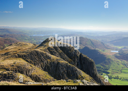 Blick vom Hecht von Stickle in Richtung Loft Crag mit Windermere im Hintergrund. Englischen Lake District Stockfoto