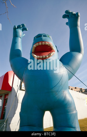 Große blaue Monster Gorilla; Werbung aufblasbar. Stockfoto