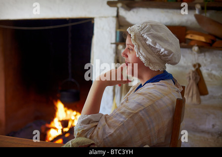 Eine kostümierte historische Dolmetscher porträtiert die Farm Frau Claude Moore kolonialen Farm, McLean, Virginia. Stockfoto