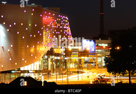 Die Skyline der Stadt Essen, Deutschland, in der Nacht. Einkaufszentrum "Limbecker Platz" im Zentrum Stadt. Geschäftsviertel. Stockfoto