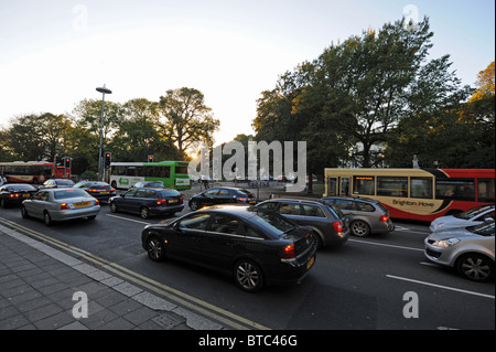 Hauptverkehrszeiten im Stadtzentrum von Brighton in der Abenddämmerung in Großbritannien Stockfoto