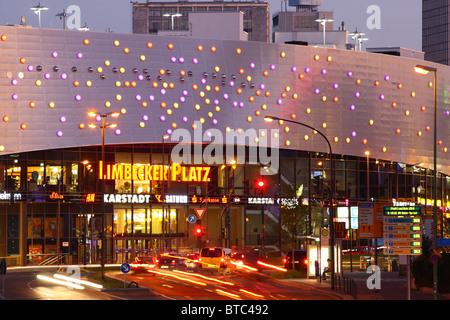 Die Skyline der Stadt Essen, Deutschland, in der Nacht. Einkaufszentrum "Limbecker Platz" im Zentrum Stadt. Geschäftsviertel. Stockfoto