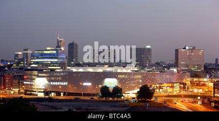 Die Skyline der Stadt Essen, Deutschland, in der Nacht. Einkaufszentrum "Limbecker Platz" im Zentrum Stadt. Geschäftsviertel. Stockfoto