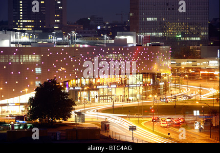 Die Skyline der Stadt Essen, Deutschland, in der Nacht. Einkaufszentrum "Limbecker Platz" im Zentrum Stadt. Geschäftsviertel. Stockfoto