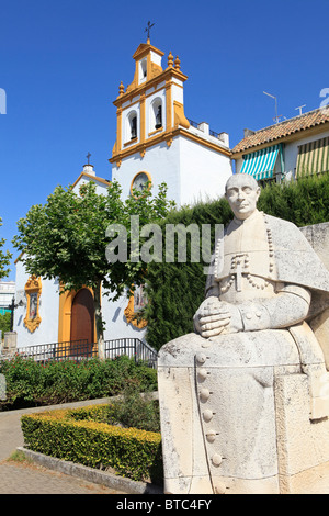 Eine Statue des Bischofs Albino Gonzalez Menendez-Reigada außerhalb der Saint Joseph und den Heiligen Geist Pfarrei in Córdoba, Spanien Stockfoto