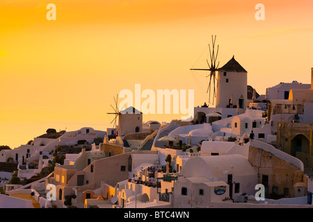 Oia Santorini Kykladen Griechenland im Abendlicht Stockfoto