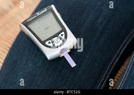 Diabetes Blutzucker Ketone Testkit Monitor mit Teststreifen Stockfoto