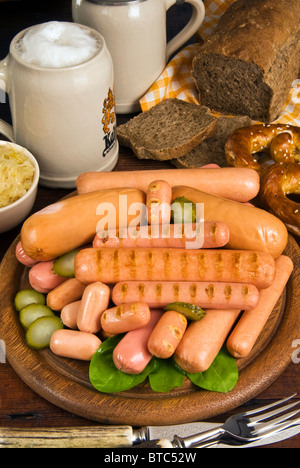 Wiener/österreichisch-deutschen: Frankfurter Würstel oder Würstl, Schweizer deutsche Wienerli, Schwäbisch: Wienerle oder Saitenwurst Stockfoto