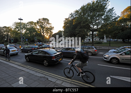 Hauptverkehrszeiten im Stadtzentrum von Brighton in der Abenddämmerung in Großbritannien Stockfoto