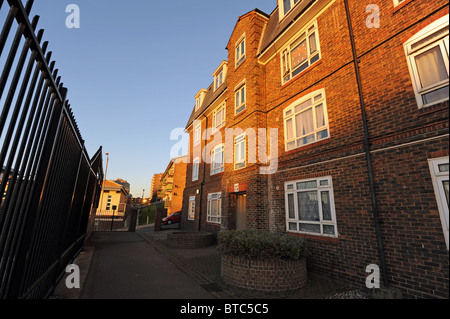 Wohnblocks im Stadtzentrum von Brighton in der Abenddämmerung UK Stockfoto