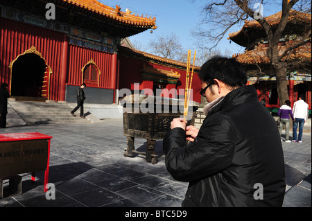 Besucher in den Lama-Tempel in Peking erkunden.