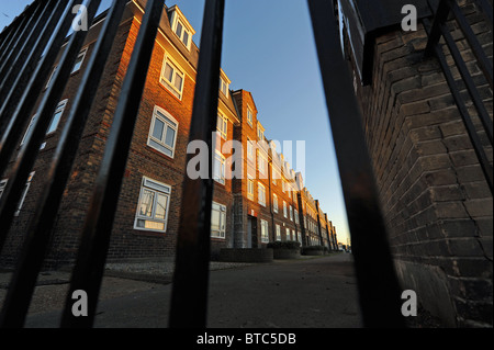 Wohnblocks mit Geländer im Vordergrund im Stadtzentrum von Brighton in der Abenddämmerung UK Stockfoto