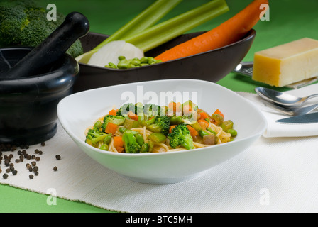 italienische Spaghetti Nudeln mit frischen hausgemachten Gemüsesauce Stockfoto