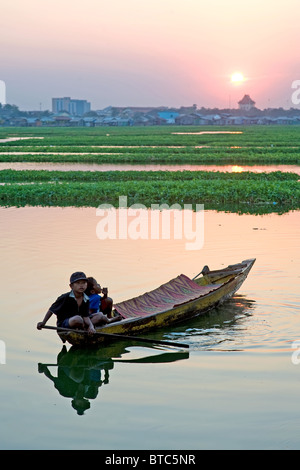 Kambodschanischen jungen in einem Boot am Boeng Kak See, Phnom Penh, Kambodscha Stockfoto