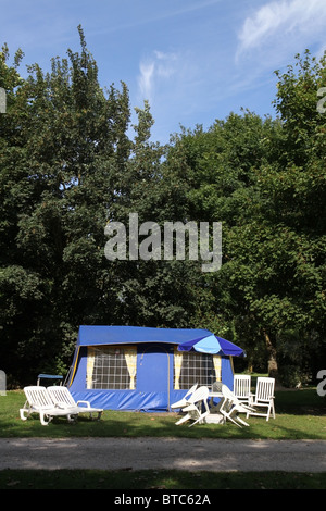 Familienrahmen-Zelt aufgeschlagen auf einem schattigen Wald Campingplatz Stockfoto