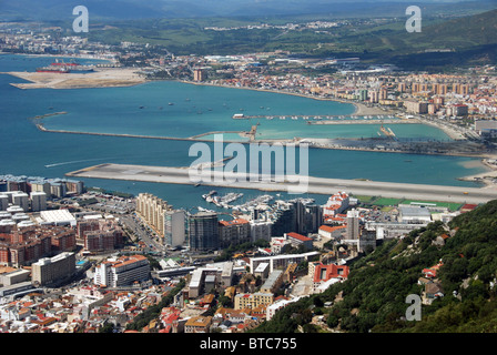 Blick über Stadt und Flughafen Start-und Landebahn von Seilbahn-Station mit den spanischen Küsten auf der Rückseite, Gibraltar, Großbritannien, Westeuropa. Stockfoto