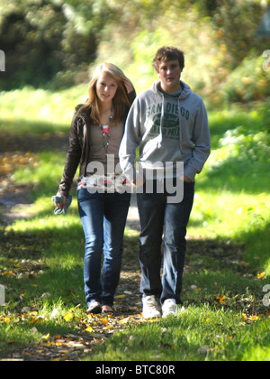 Teen Paar zu Fuß durch den Wald, Devon, UK Stockfoto