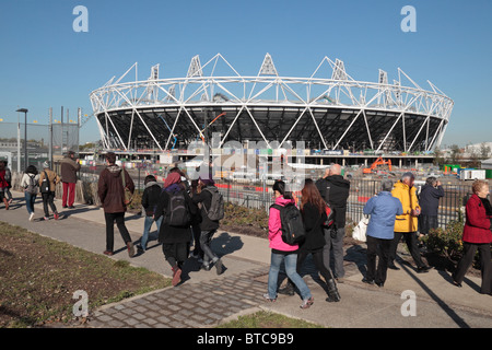 Besucher sehen die teilweise gebauten London 2012 Olympischen Leichtathletik-Stadion, East London, UK.  Okt 2010 Stockfoto