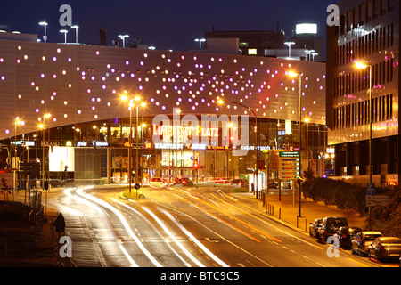 Die Skyline der Stadt Essen, Deutschland, in der Nacht. Einkaufszentrum "Limbecker Platz" im Zentrum Stadt. Geschäftsviertel. Stockfoto