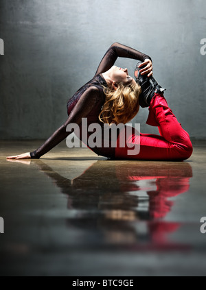 Junge Frau Dehnung am Boden. Stockfoto