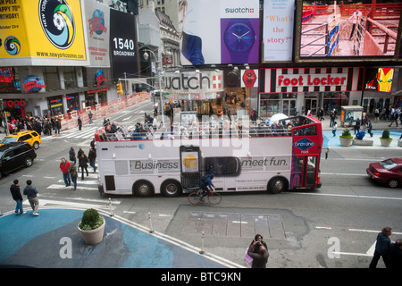 Ein Sightseeing-Bus Manöver der Traffic-Muster auf dem Times Square auf Freitag, 22. Oktober 2010. (© Richard B. Levine) Stockfoto