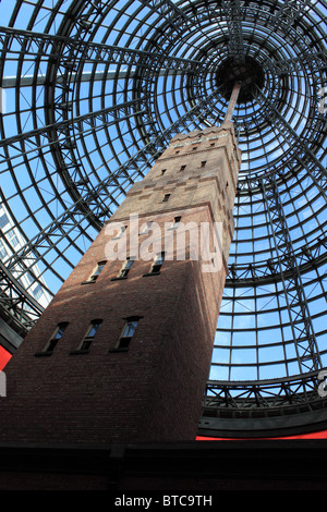 Walter Coop Shot Tower und Fabrik, jetzt eingeschlossen in einen pyramidenförmigen Glaskegel in Melbourne Central Station Shopping Centre Stockfoto