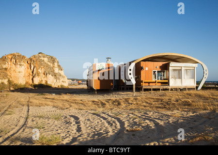 Eines der Restaurants entlang der Strand von Praia da Rocha, Algarve, Portugal. Stockfoto