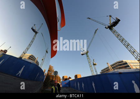 Krane von American Express Erweiterung Baustelle spiegelt sich in Ansicht Verkehrsspiegeln Brighton Stadtzentrum Sussex UK Stockfoto