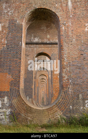 Gemauerten Pfeilern des Viadukts Ouse Valley in der Nähe von Balcome in West Sussex, England. Stockfoto