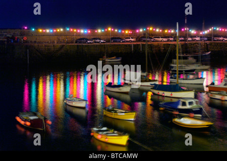 Nacht Schuss von Mousehole Cornwall Lichter am Hafen. Geringe Menge von Lärm und Bewegungsunschärfe durch lange Belichtungszeiten erforderlich. Stockfoto