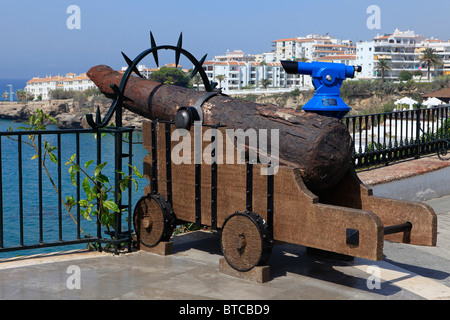 Rusty Cannon von der Krieg der Halbinsel am Balcon de Europa mit einem Panoramablick über Nerja an der Costa del Sol in der Provinz Malaga, Spanien Stockfoto