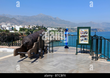 Rusty Cannon von der Krieg der Halbinsel am Balcon de Europa mit einem Panoramablick über Nerja an der Costa del Sol in der Provinz Malaga, Spanien Stockfoto