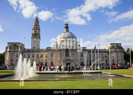 Cathays Park, Cardiff, Glamorgan, Süd-Wales, UK. Bürgerzentrum Rathaus aus Portland-Stein im edwardianischen Barock Stil gebaut Stockfoto