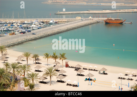 Strand im luxuriösen Hotel, Dubai, Vereinigte Arabische Emirate Stockfoto