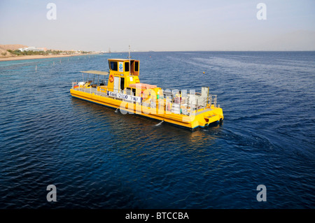 Israel, Eilat, das Unterwasser-Observatorium gebaut über ein Korallenriff "Yellow Submarine" tourt das Riff Stockfoto