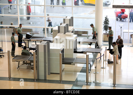 Screening & Inspection Security und Röntgengerät am Passagierterminal. Menschen, die durch die Hafensicherheit gehen Stockfoto