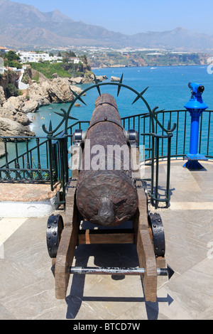 Rusty Cannon von der Krieg der Halbinsel am Balcon de Europa mit einem Panoramablick über Nerja an der Costa del Sol in der Provinz Malaga, Spanien Stockfoto