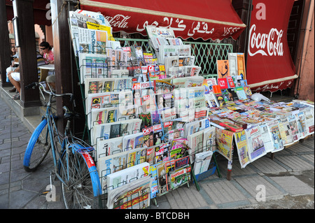 Zeitungen und Zeitschriften stehen in Djemaa El Fna, Marrakesch, Marokko, Nordafrika Stockfoto