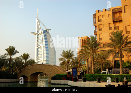 Burj al Arab Hotel während des Sonnenuntergangs, Dubai, Vereinigte Arabische Emirate Stockfoto