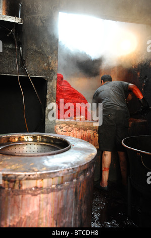 Der Mensch in den Souk des Teinturiers beugte sich über heißen Ofen zum Färben von Wolle.  Djema El Fna, Marrakesch. Stockfoto